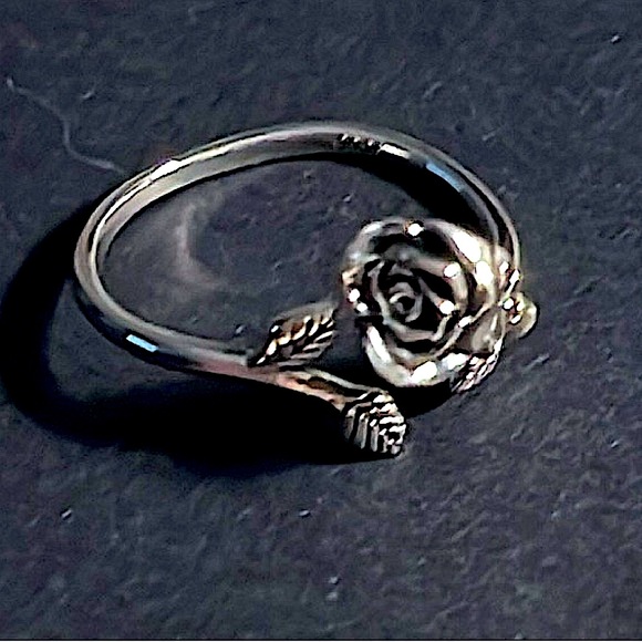 Jewelry - NWOT 🌹 STAMPED S925 STERLING SILVER ADJUSTABLE OPEN ROSE RING IN GIFT 🎁 BOX OS